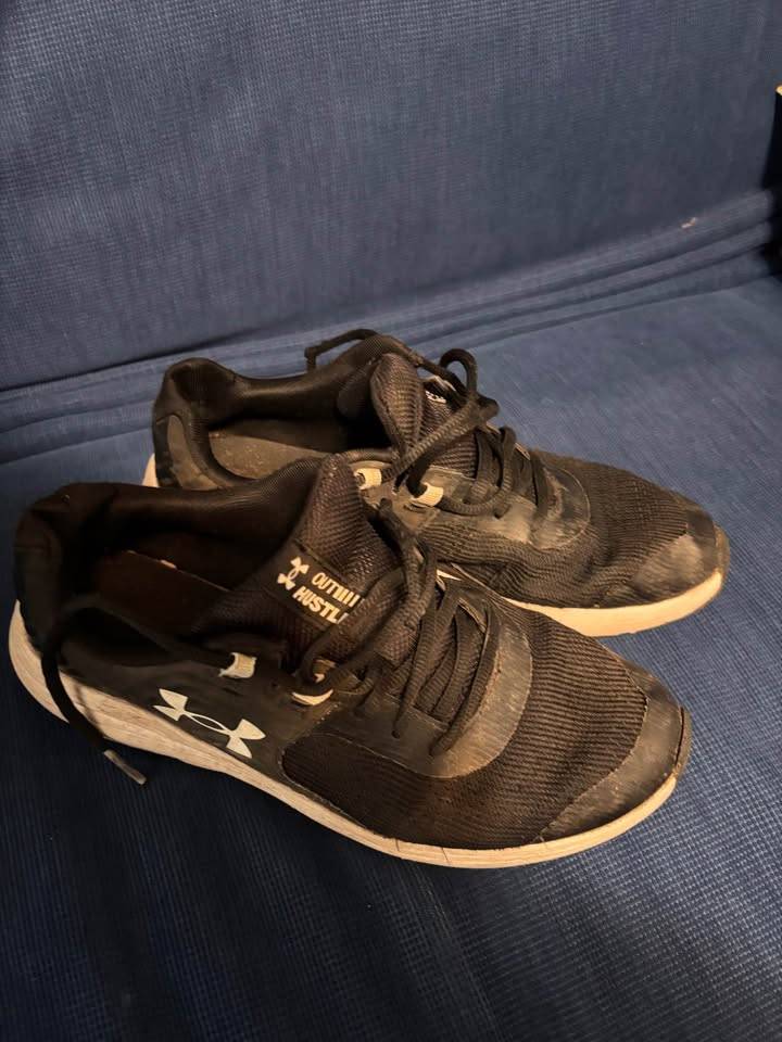 Kids Under Armour Running Shoes (size 7Y)