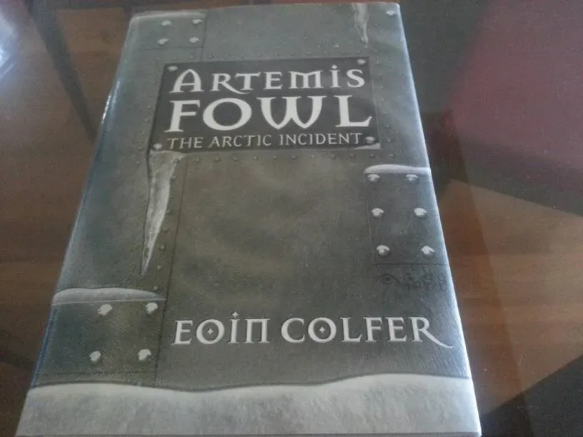Autographed Hardcover Of "Artemis Fowl: The Arctic Incident" - photo 2