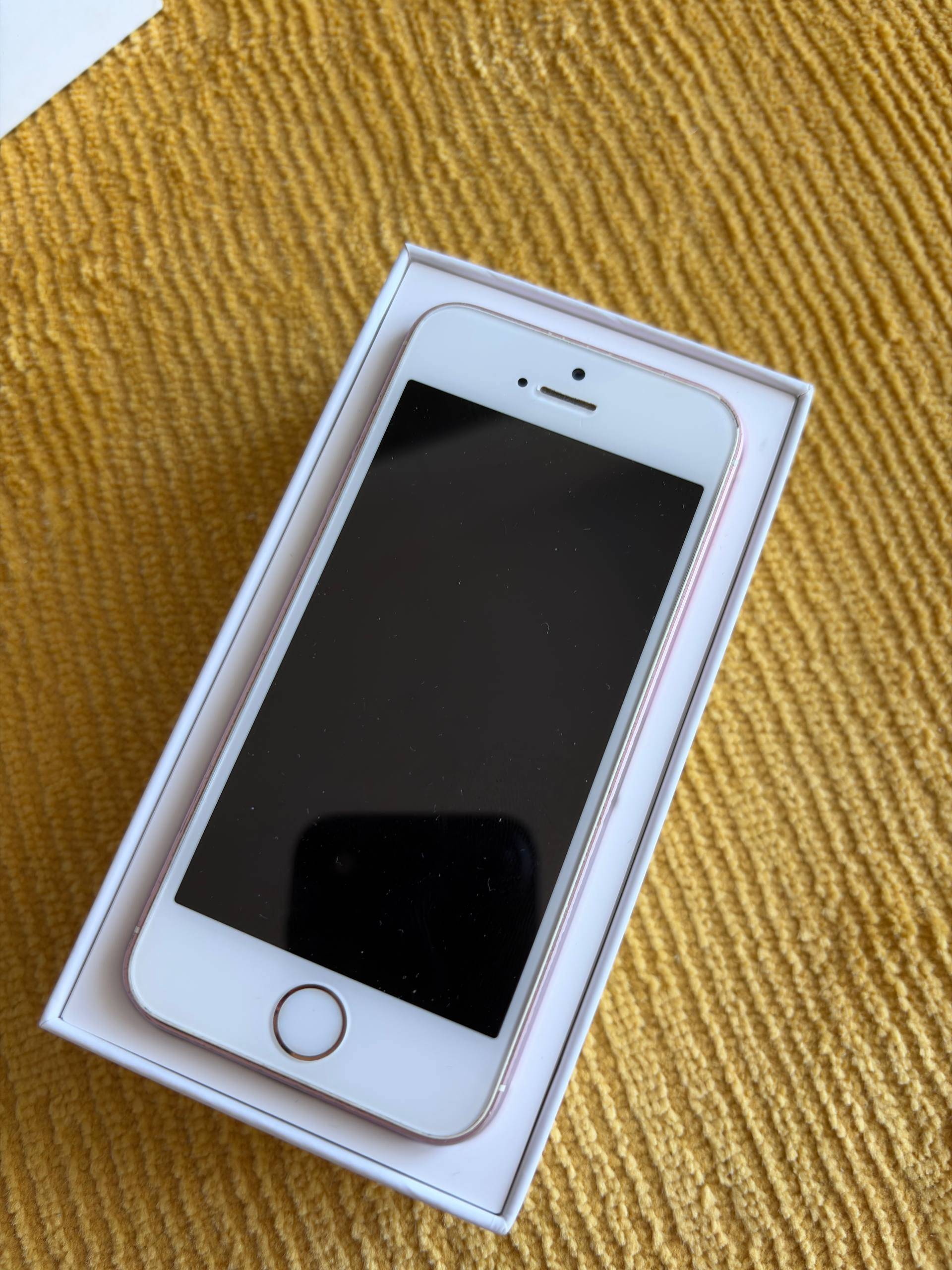 Apple iPhone SE 1st Gen 32GB Rose Gold - Unlocked