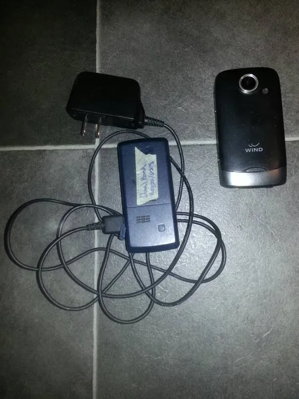 2 Old School Cell Phones: LG Dual Band (AT & T) & Wind - photo 2