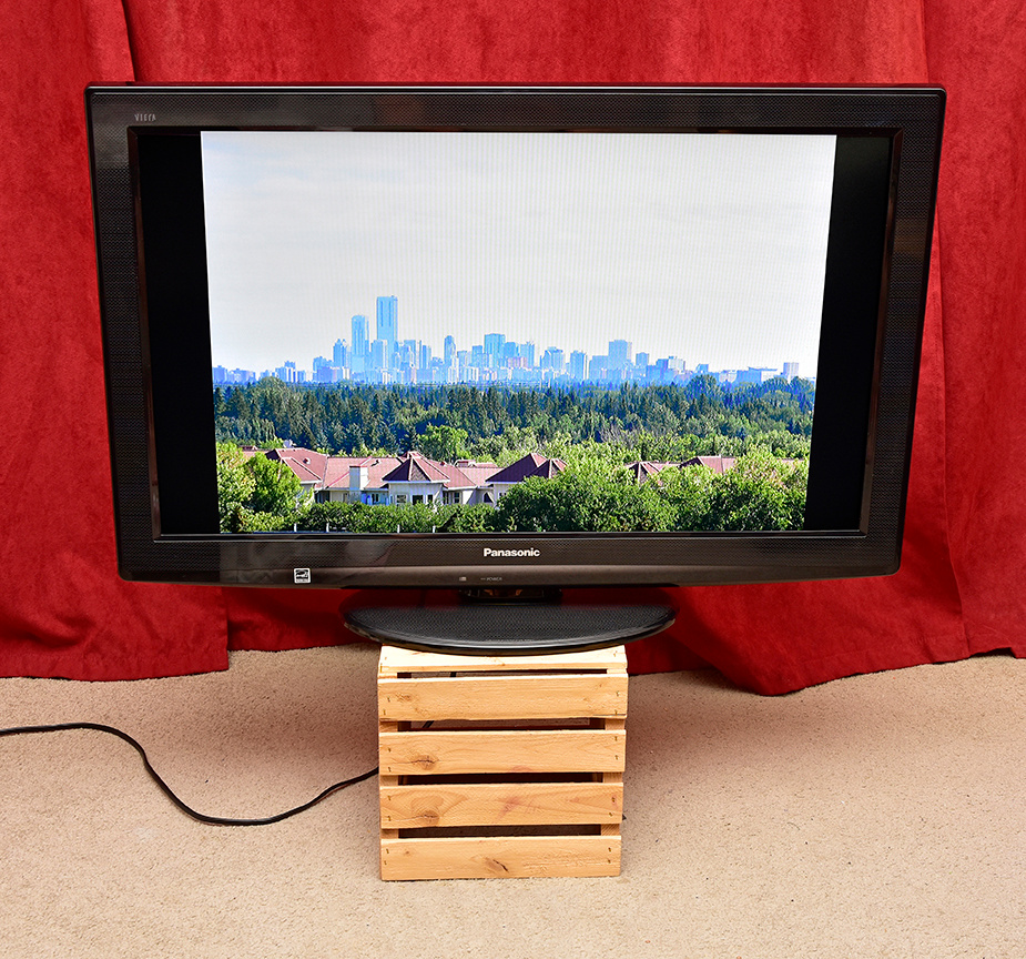 Panasonic 32-inch LCD HDTV with Remote & Manual (Mint) - photo 2