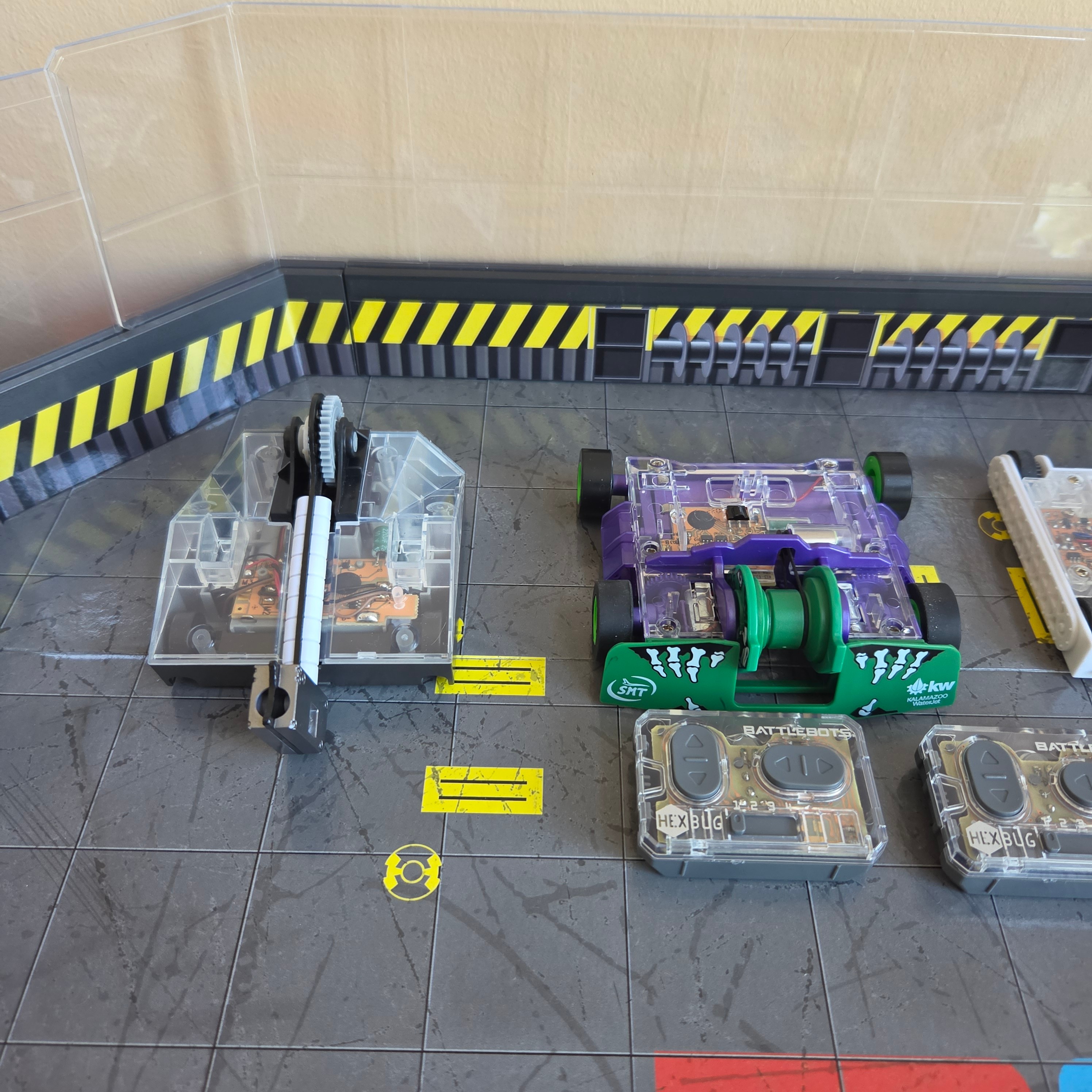 BattleBots - 6-Bots + Full Arena & 4-Controllers - Pre-Loved! 🤖 - photo 3