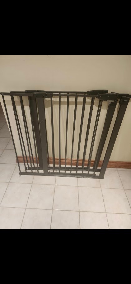 Brica by Munchkin Extra-Wide Safety Gate – Excellent Condition - photo 2