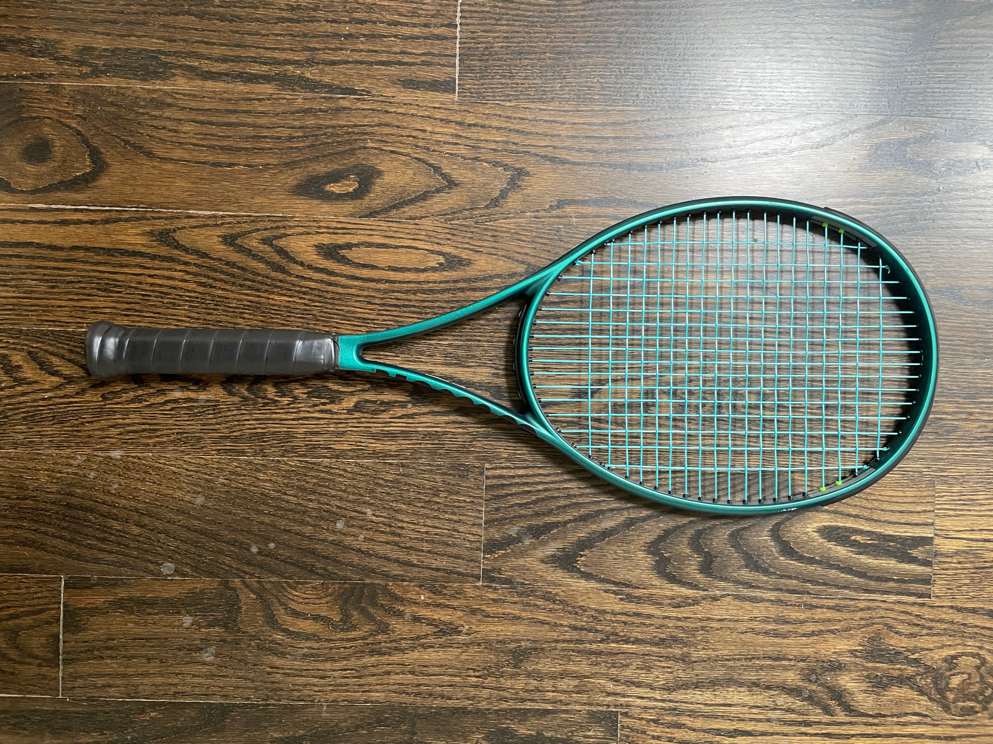 Wilson Blade 98 16x19 v9 (Grip Size 4 – 4 1/2”)