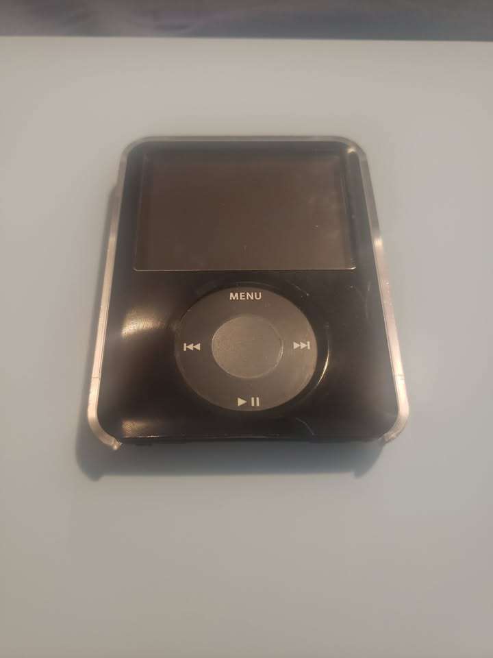 iPod Nano 3rd Gen, Black + many extras. Like New. - photo 4