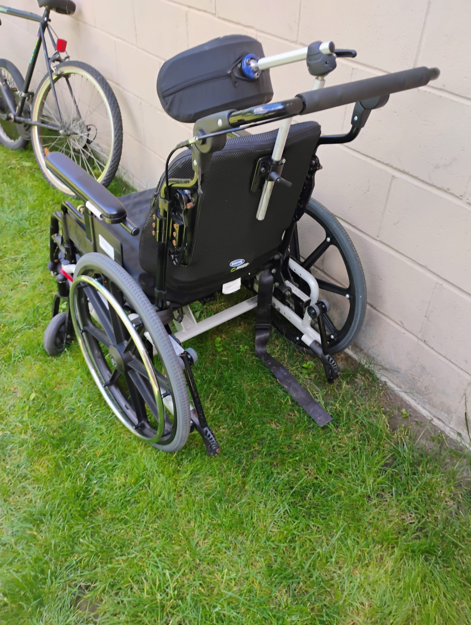 Invacare Matrx Wheelchair w/Attachments/ROHO Cushion - photo 5