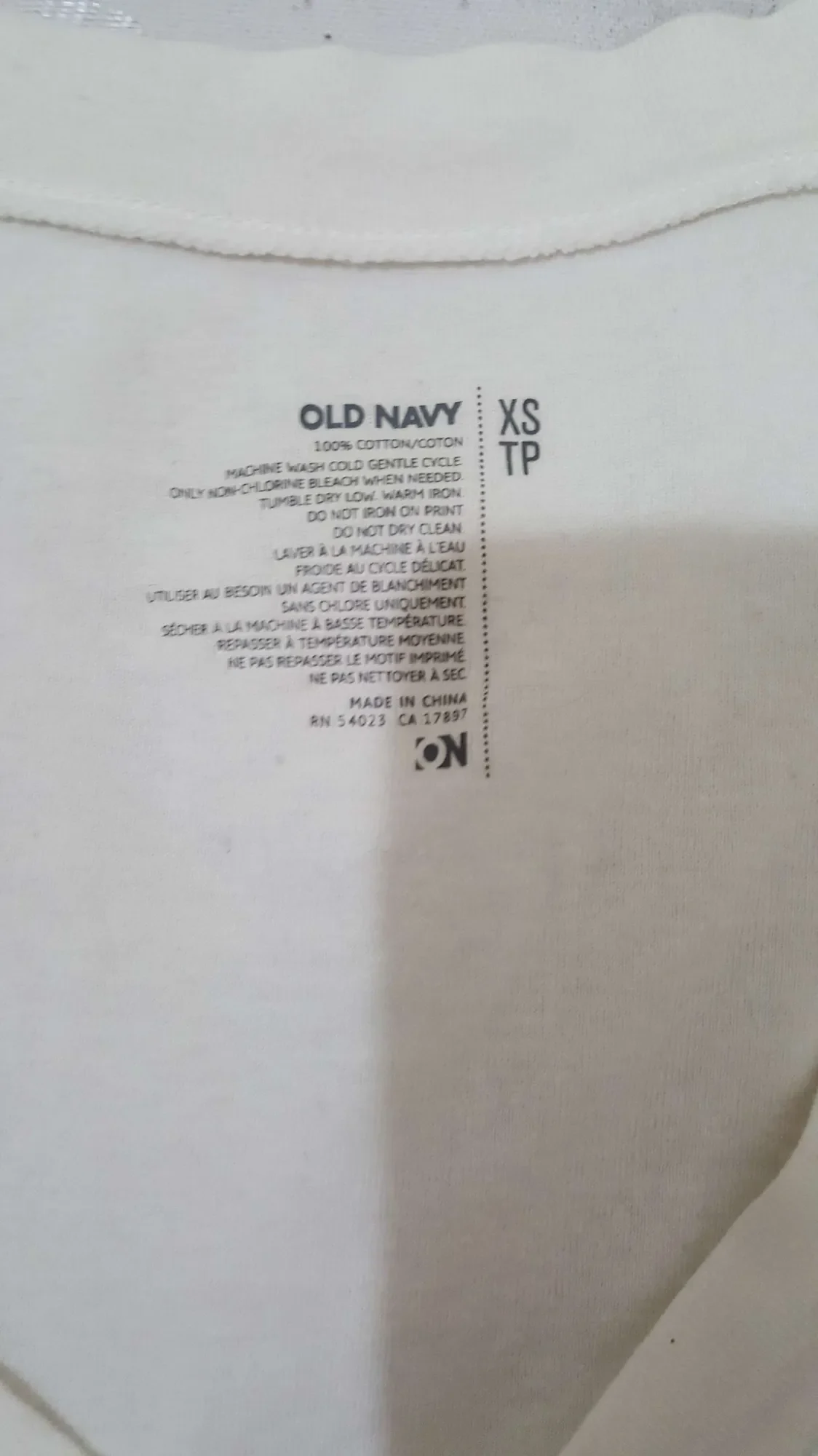 white 100% cotton v- neck t- shirt. soft & flattering. worn o... - photo 5