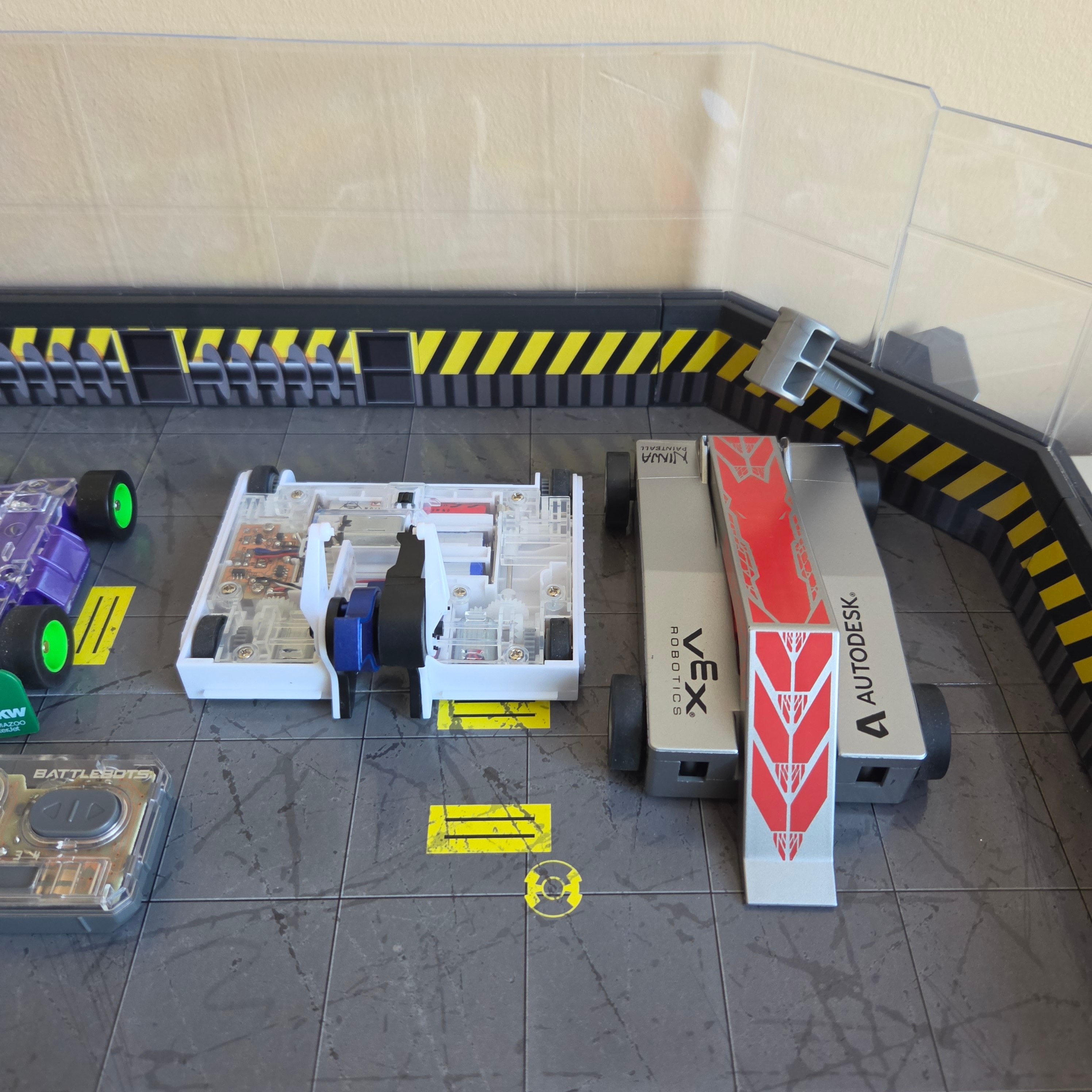 BattleBots - 6-Bots + Full Arena & 4-Controllers - Pre-Loved! 🤖 - photo 4
