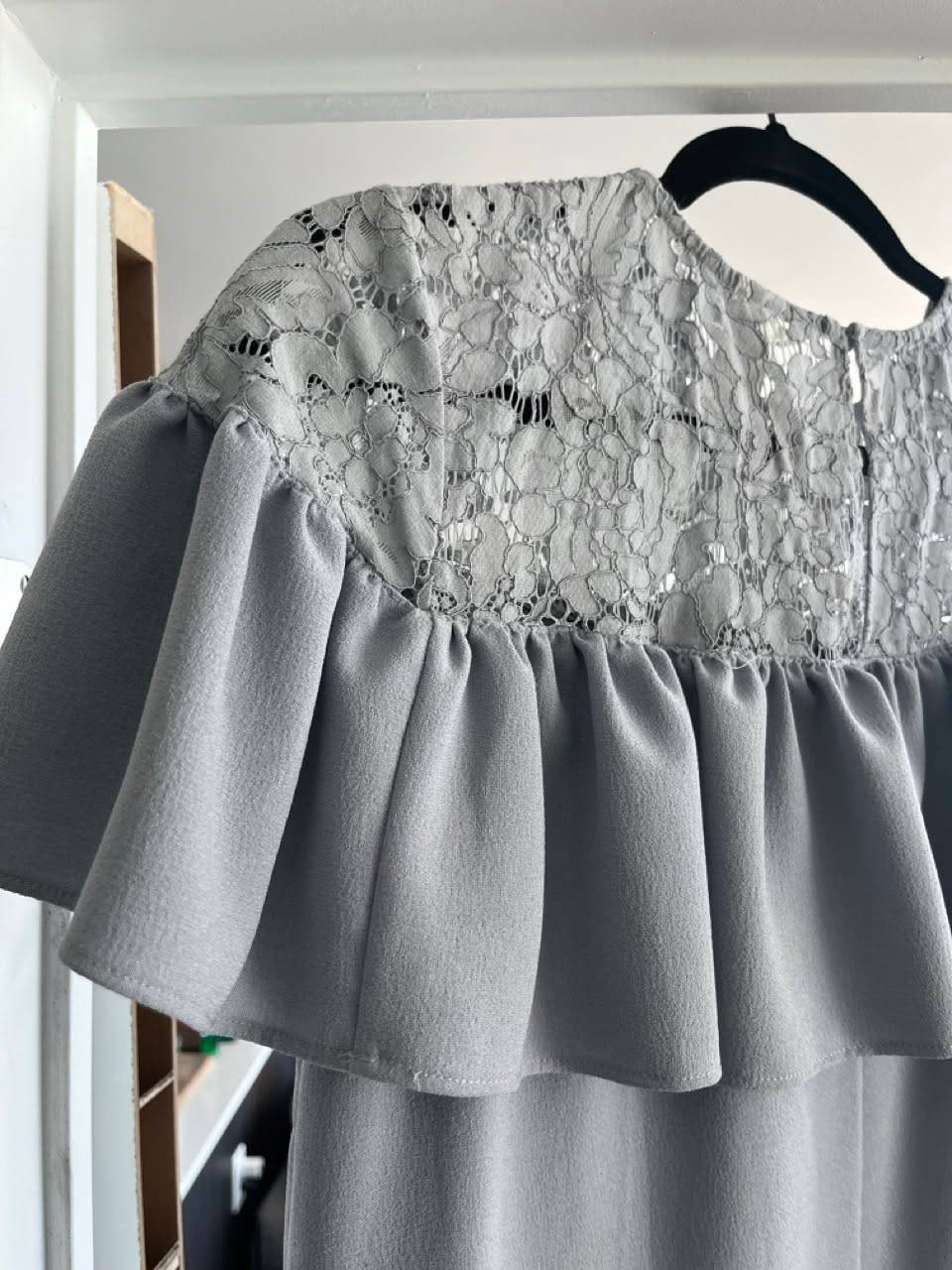 H&M ruffle shoulder dress - photo 2