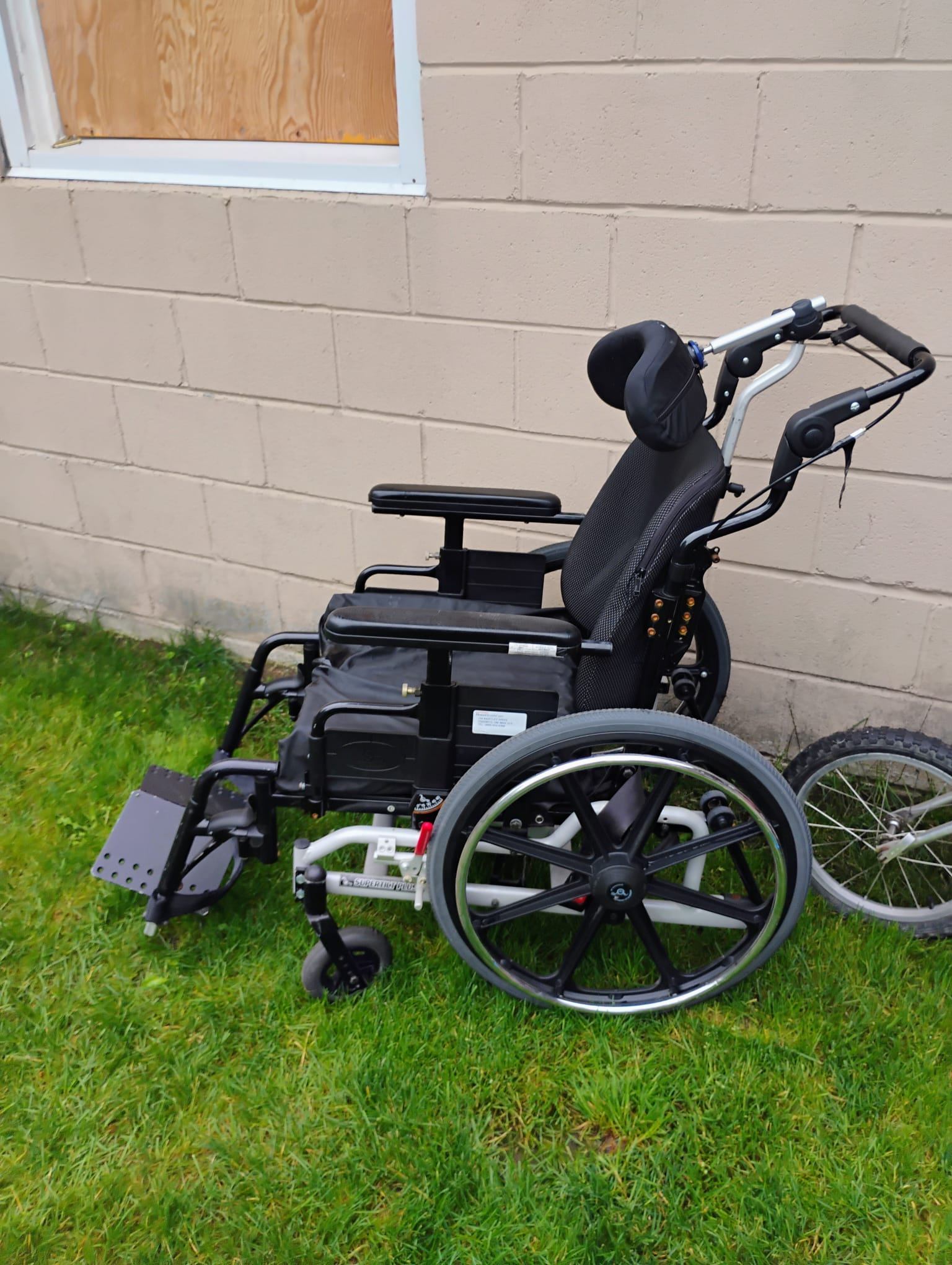 Invacare Matrx Wheelchair w/Attachments/ROHO Cushion - photo 4