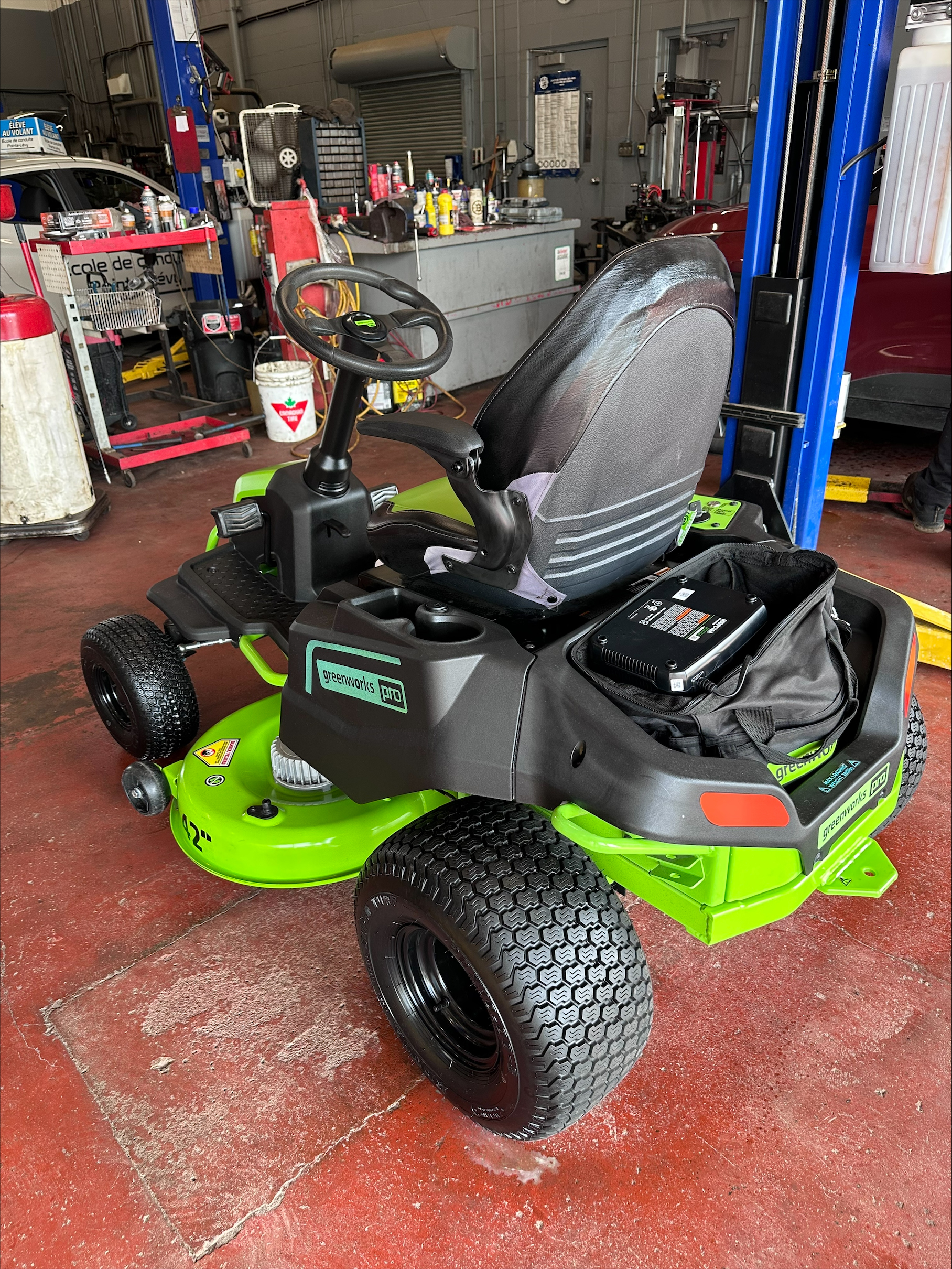 NEW Greenworks Pro Electric Riding Lawn Mower CRT426 - photo 4
