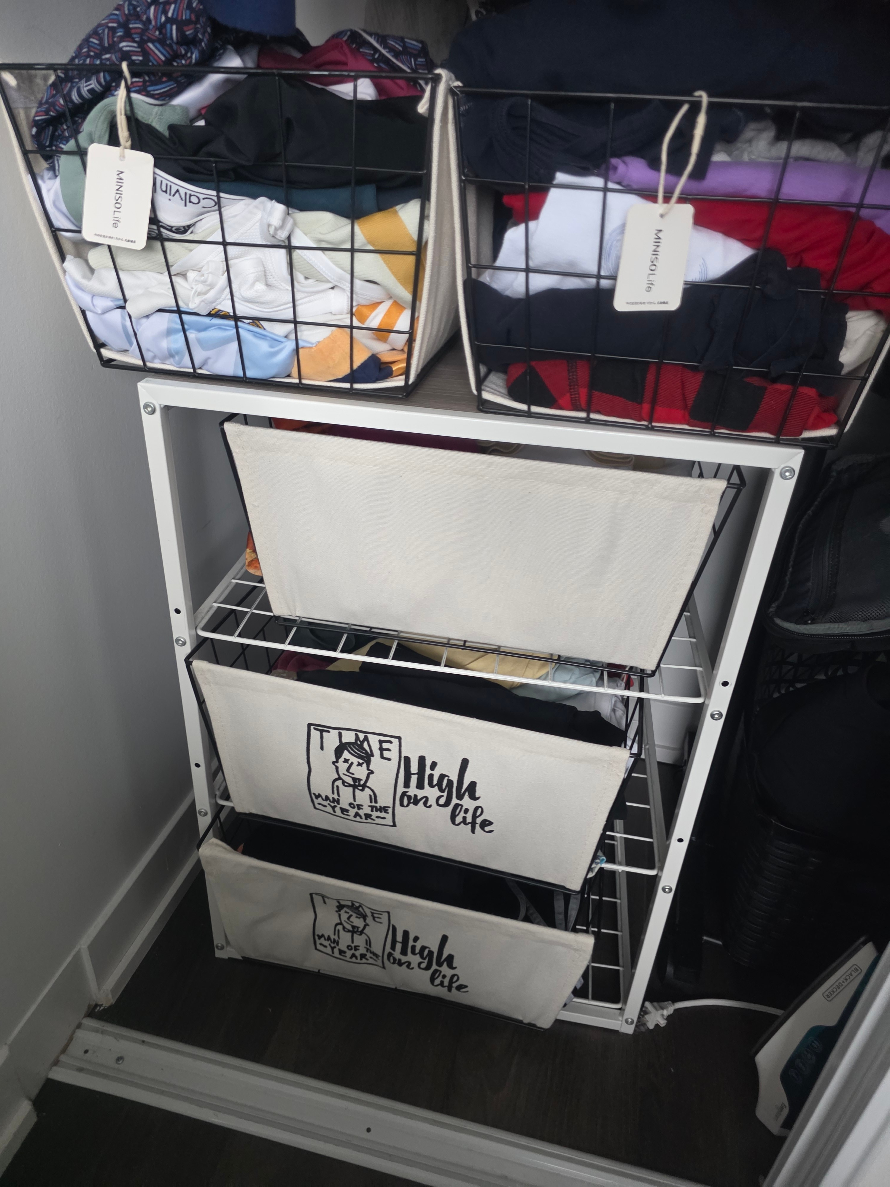 CLOSET ORGANIZER BIN AND SHELF