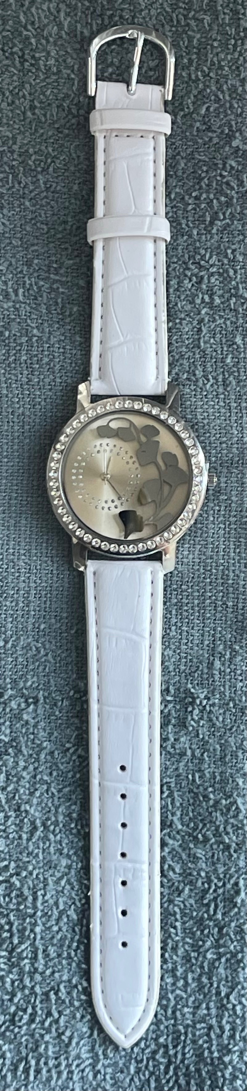 Vintage LBVYR White & Crystal Ginkgo Leaf Watch (Needs Battery) - photo 4
