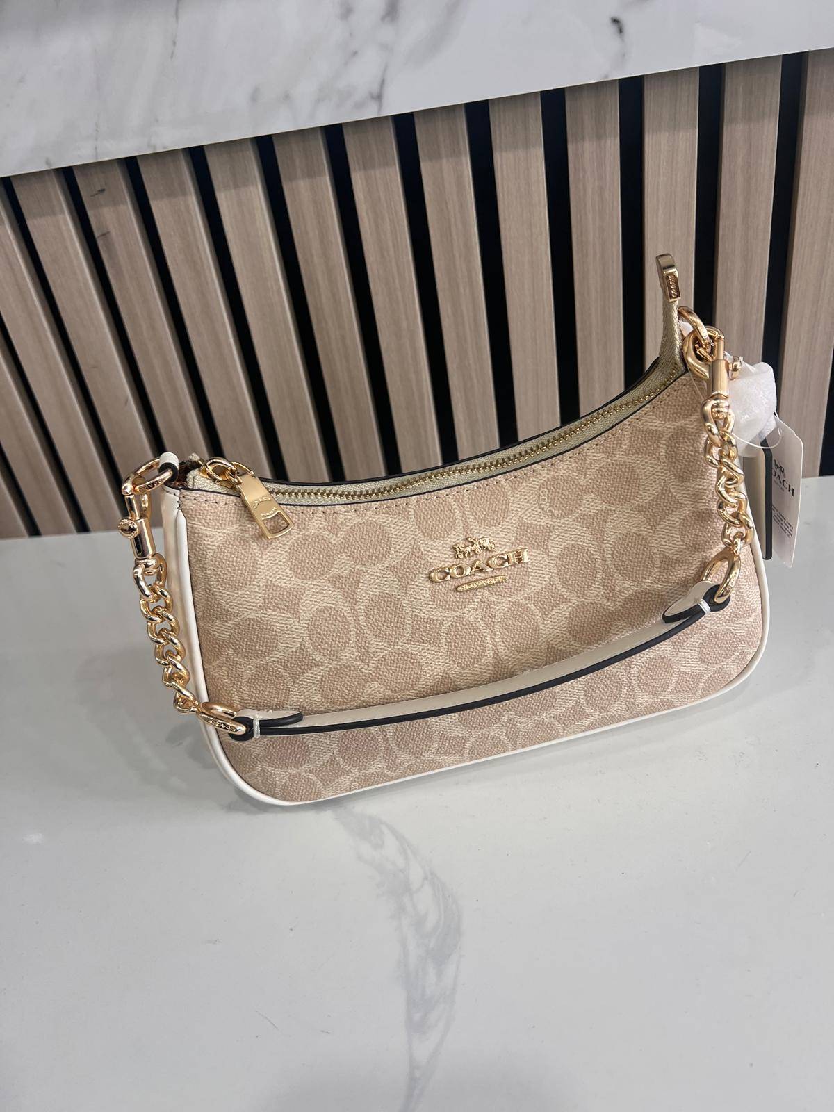 Coach Signature Shoulder Bag – Beige/Gold ✨