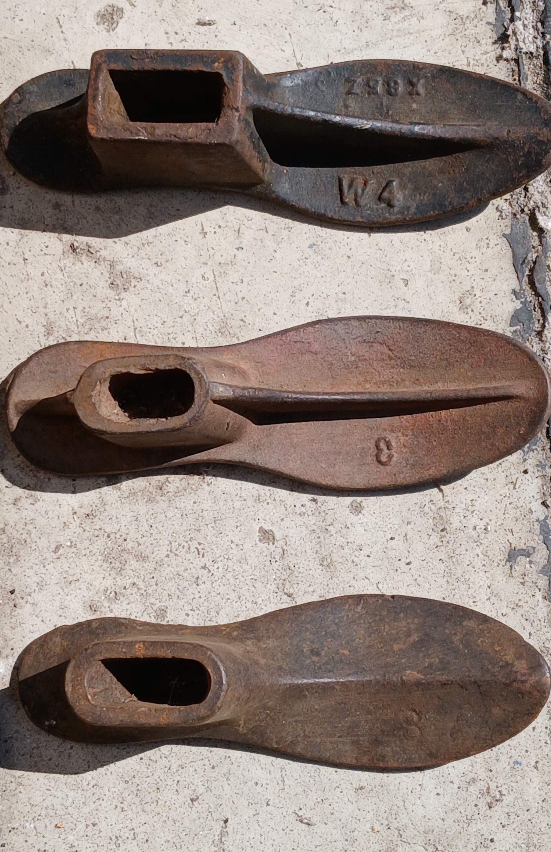 Set of 3 antique cast iron cobbler shoe forms with stand - photo 2