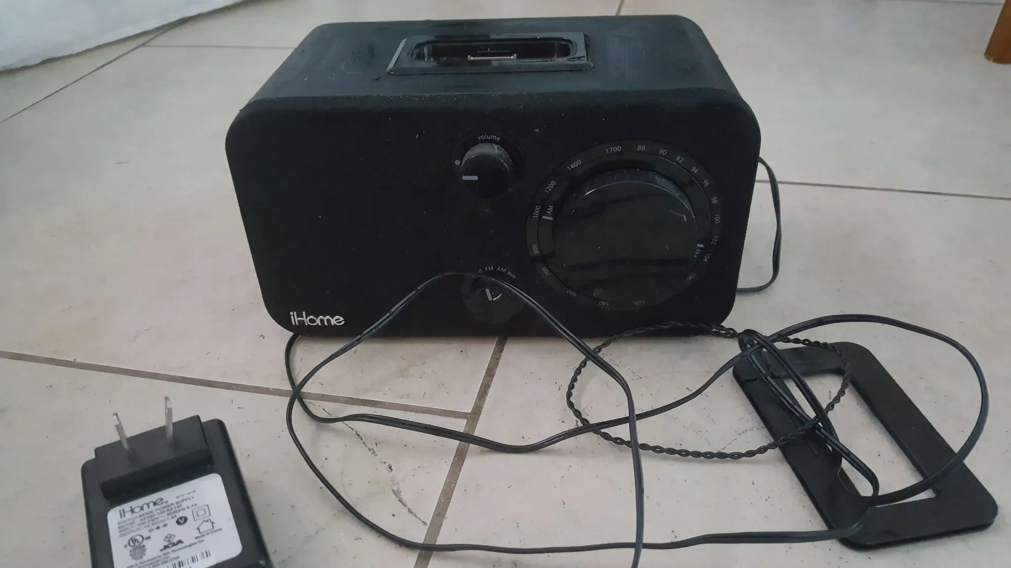 iHome Speaker AM-FM Table Radio with Reson8 for iPod, Black i... - photo 3
