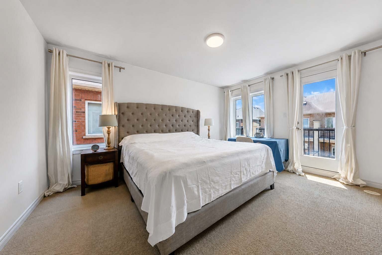 3 Beds/ 4 Baths - 🏡 Exceptional Family Home in Oakville - photo 4