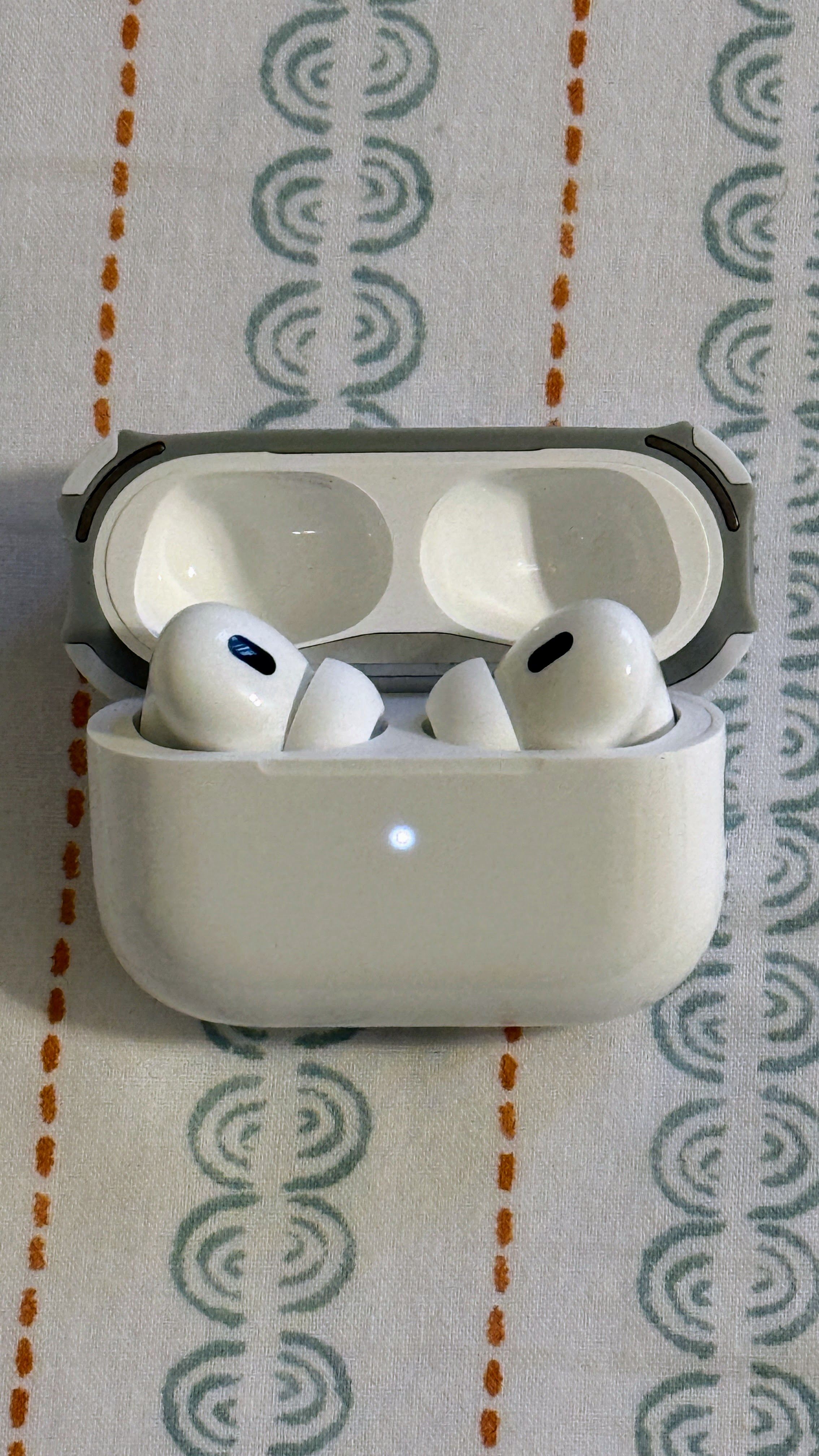 Apple AirPods Pro 2nd Gen - Like New - photo 2