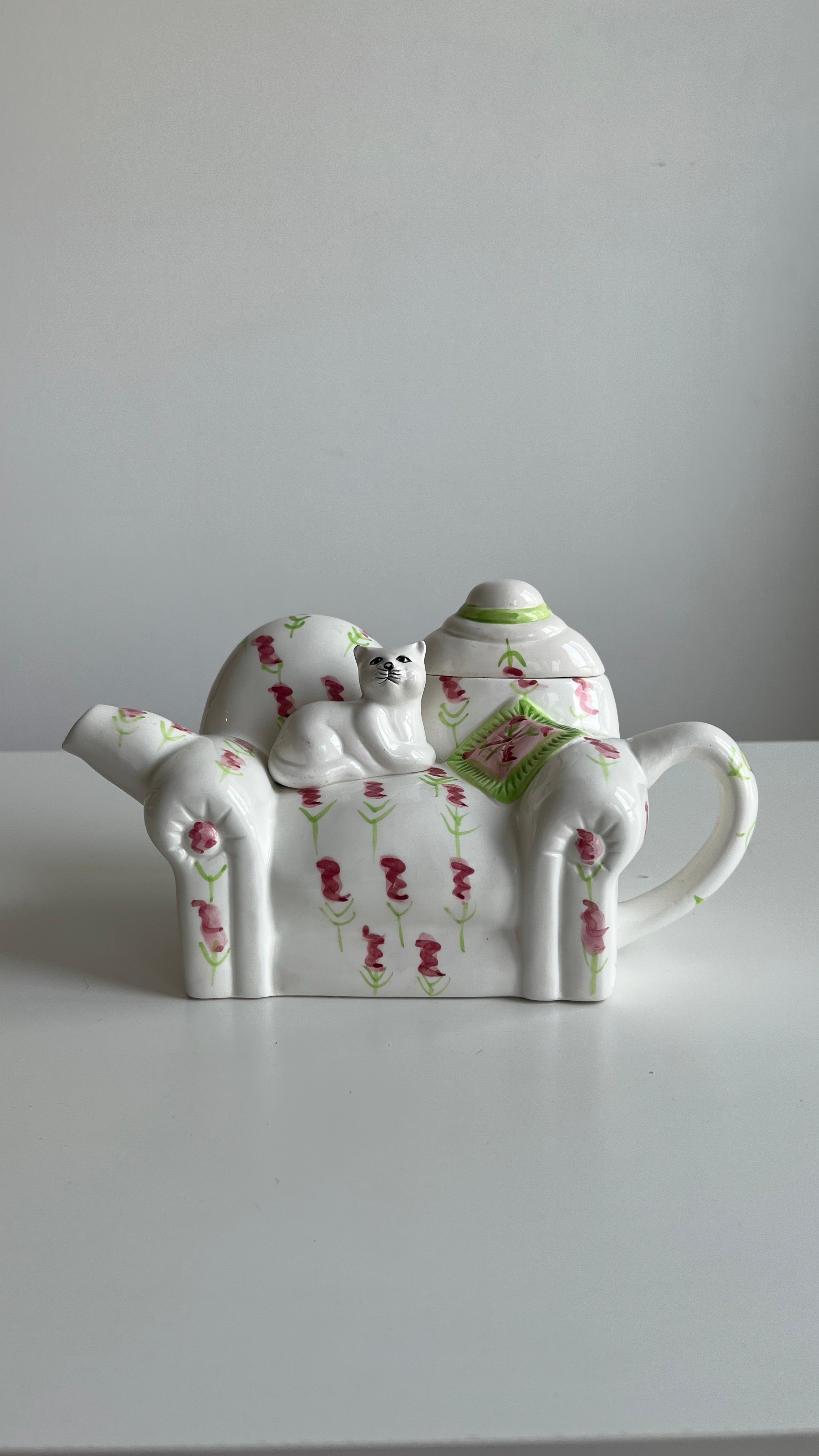 Vintage Cardinal "Cat on Couch" Novelty Teapot (as is) - photo 4