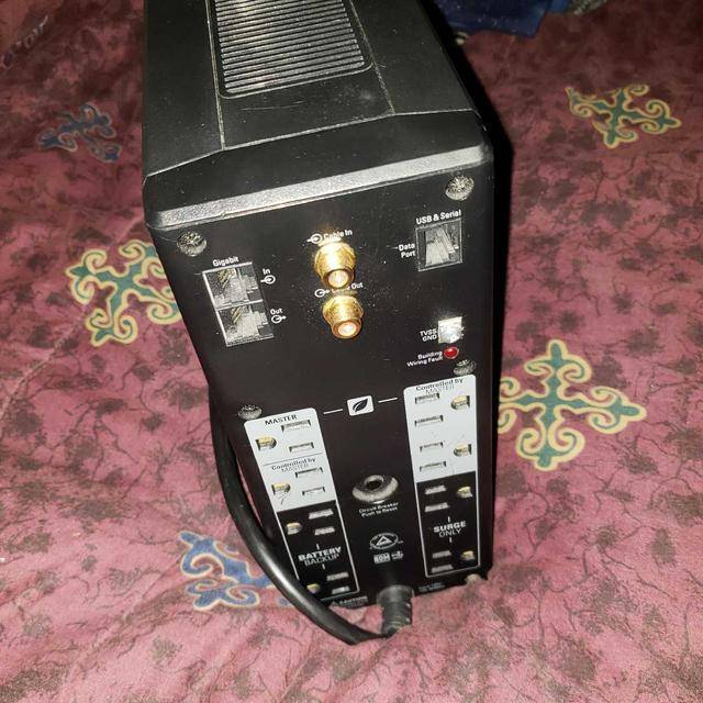 APC Back-UPS Pro 1000 (needs new battery) [L2] - photo 2