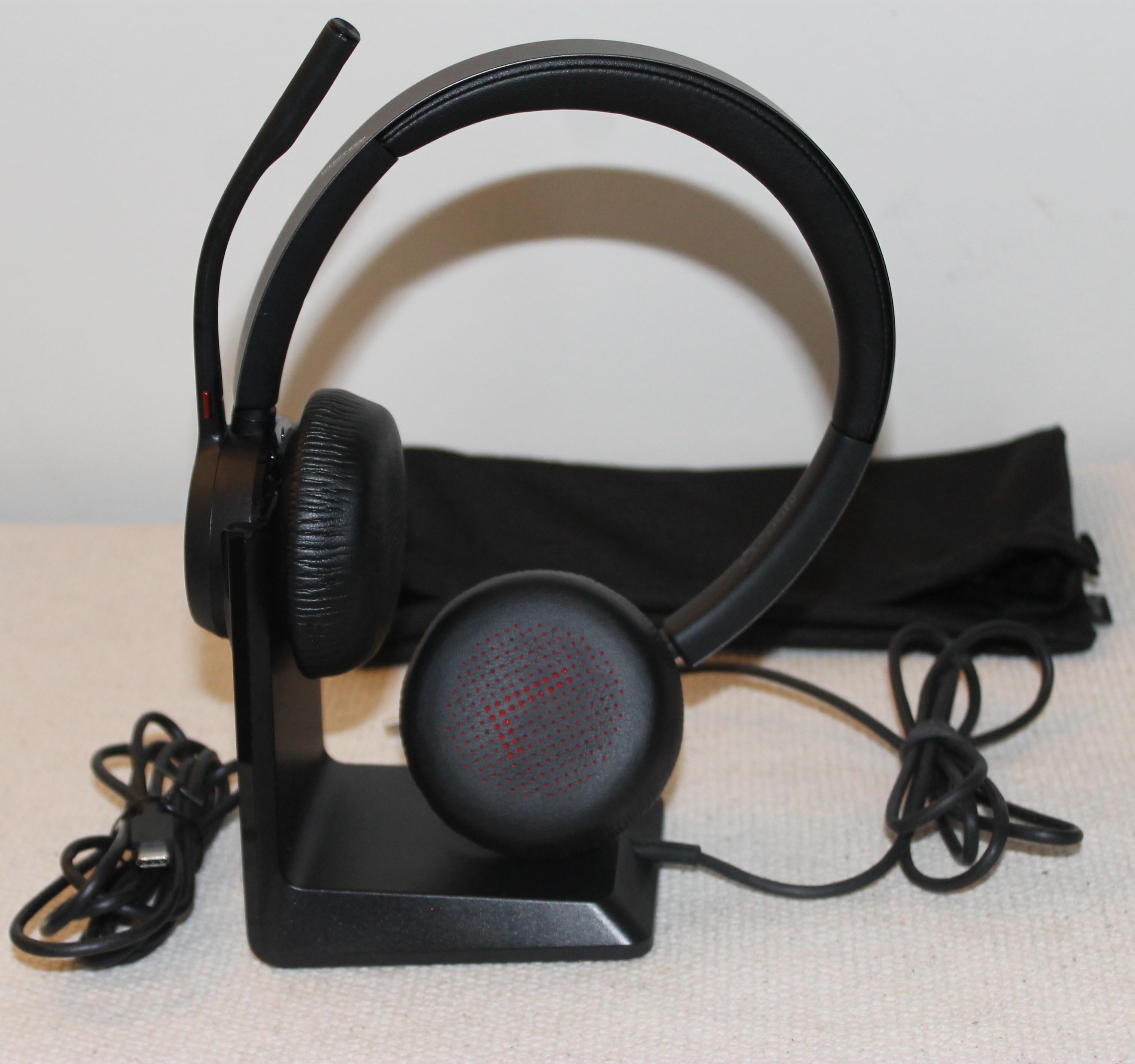 Poly Headphone Wireless with Wireless charging station
