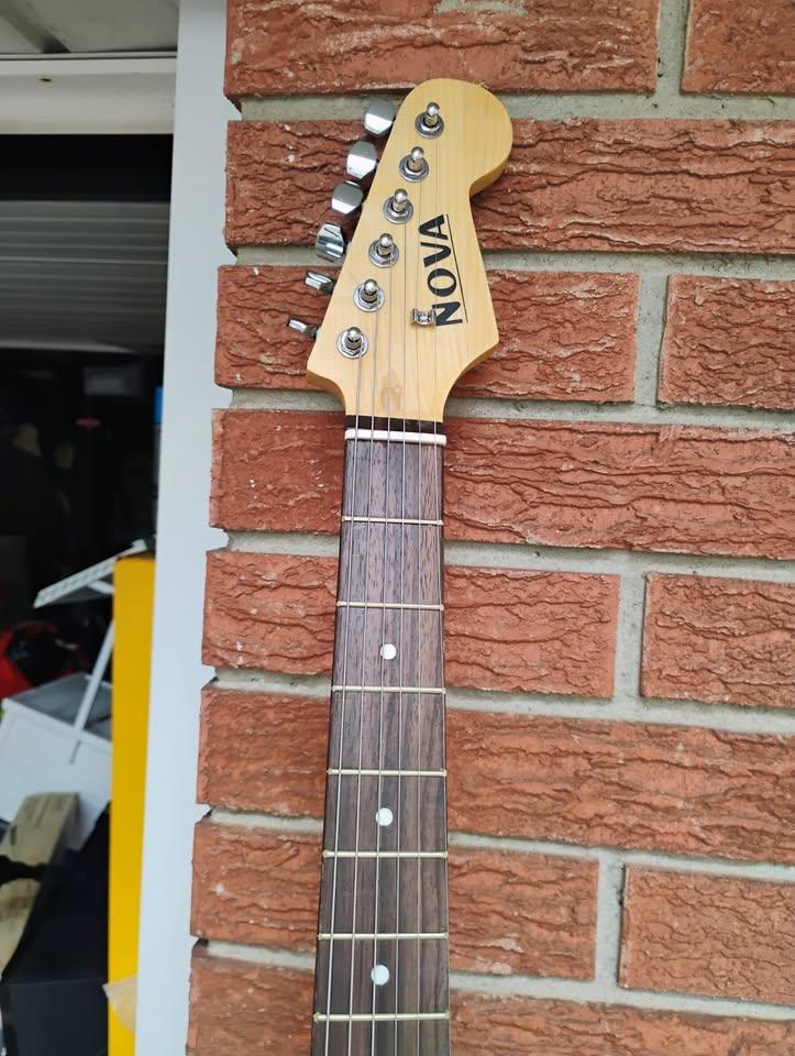 NOVA Electric Guitar/ Carrying Bag and Accessories. - photo 3