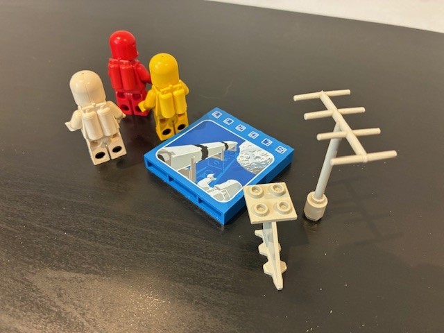 Vintage 1980’s Rare Lego Space Pieces & Figurines - photo 2