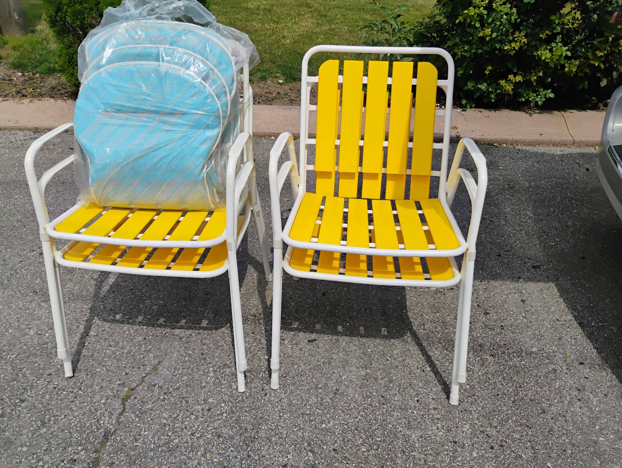 Vintage 80s Heavy Duty Yellow/White Patio Chairs w/Covers NEW!!! - photo 3