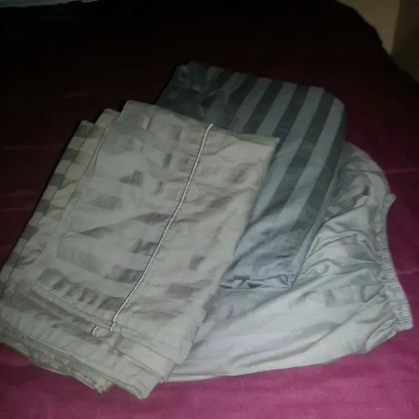 Complete linen set: fitted sheet, flat sheet, & 2 matching pi...