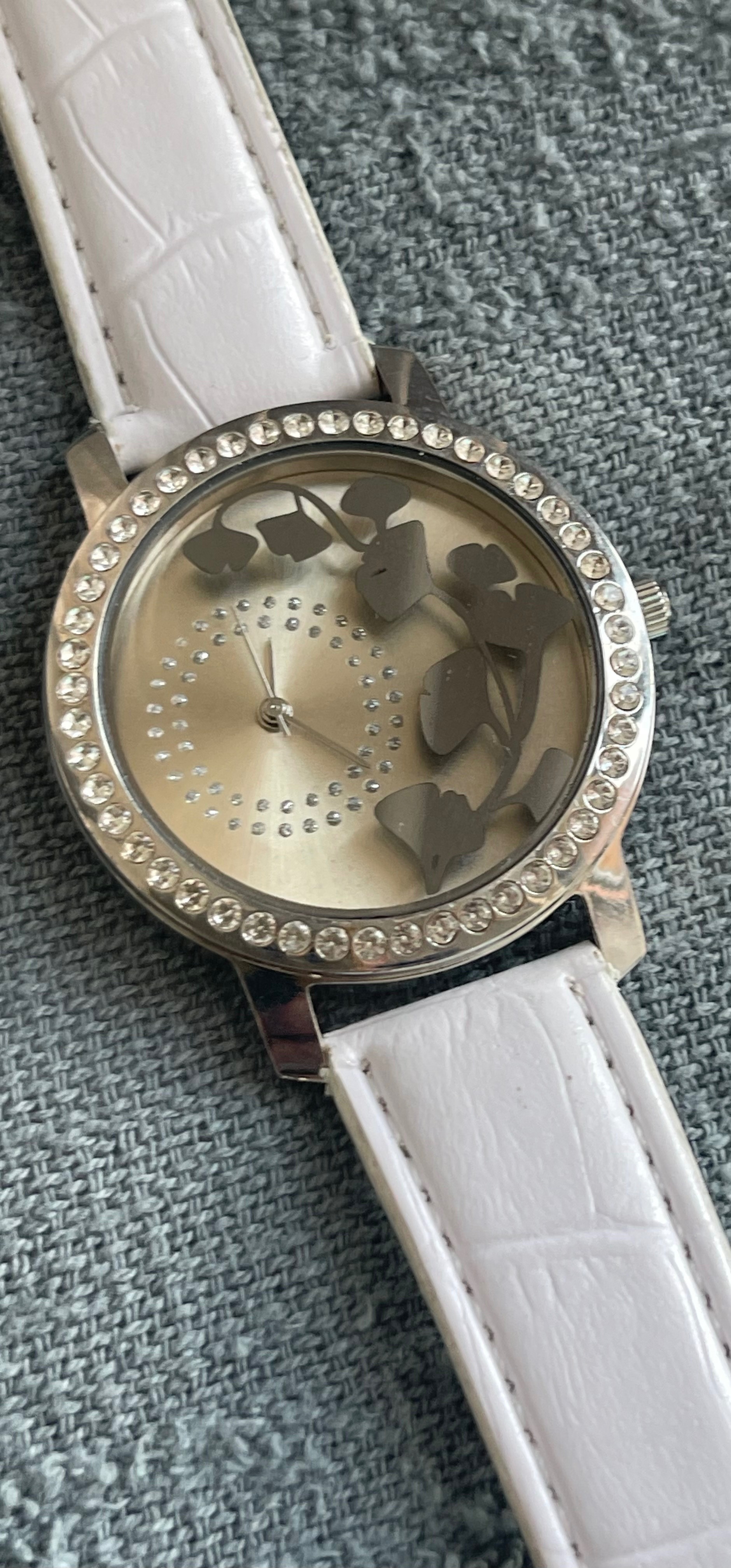 Vintage LBVYR White & Crystal Ginkgo Leaf Watch (Needs Battery)
