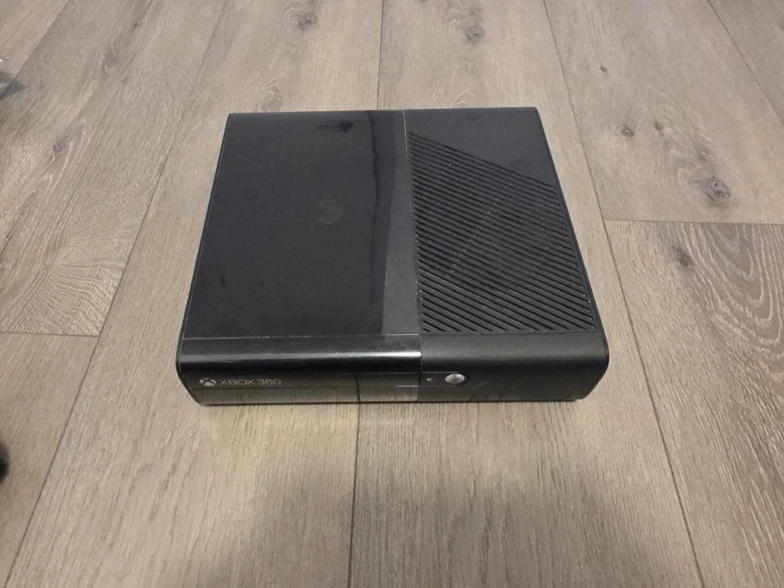 Microsoft Xbox 360 E Model 1538 + 2 controllers (TESTED) - photo 4