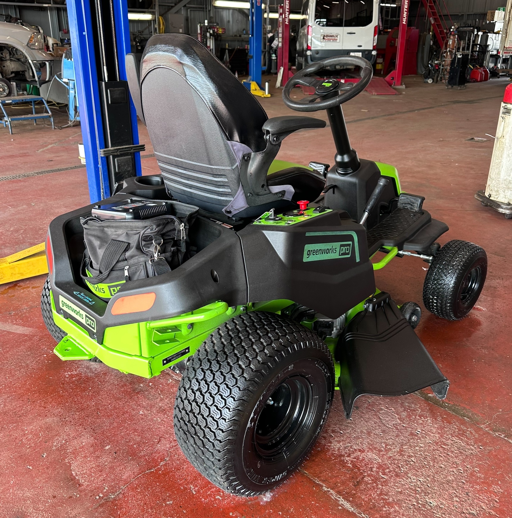 NEW Greenworks Pro Electric Riding Lawn Mower CRT426 - photo 3