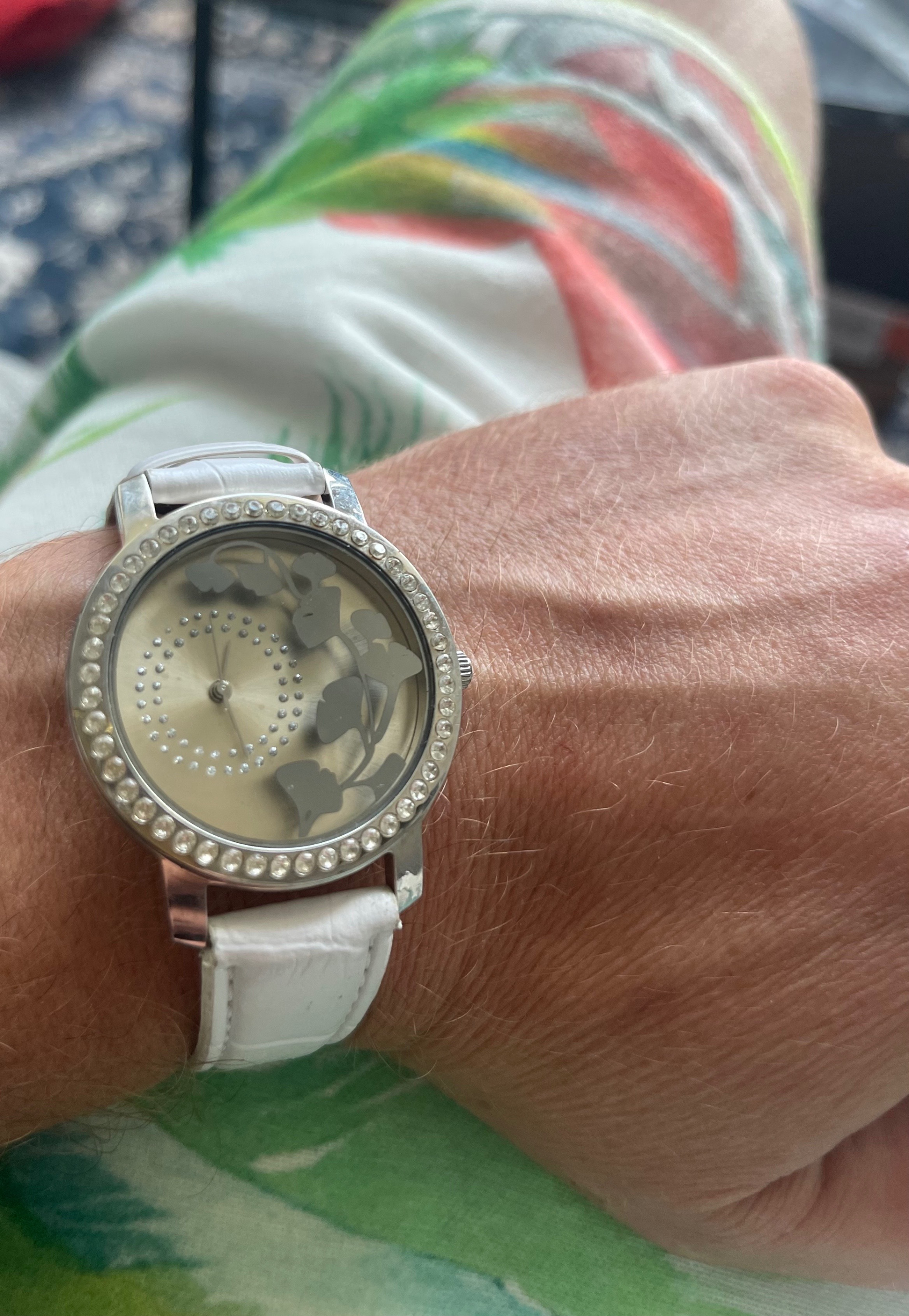 Vintage LBVYR White & Crystal Ginkgo Leaf Watch (Needs Battery) - photo 2