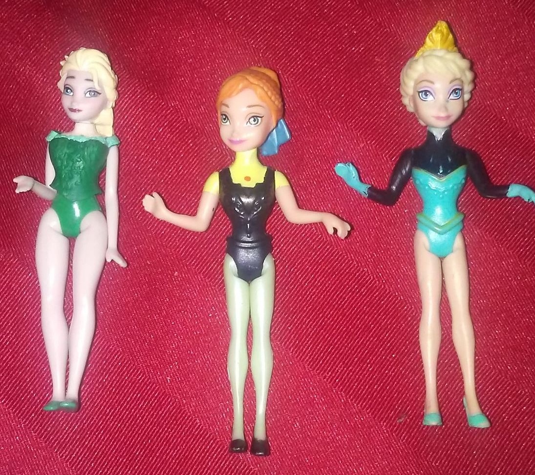 Disney Frozen Elsa and Anna Polly Pocket Figures - 3 Inches