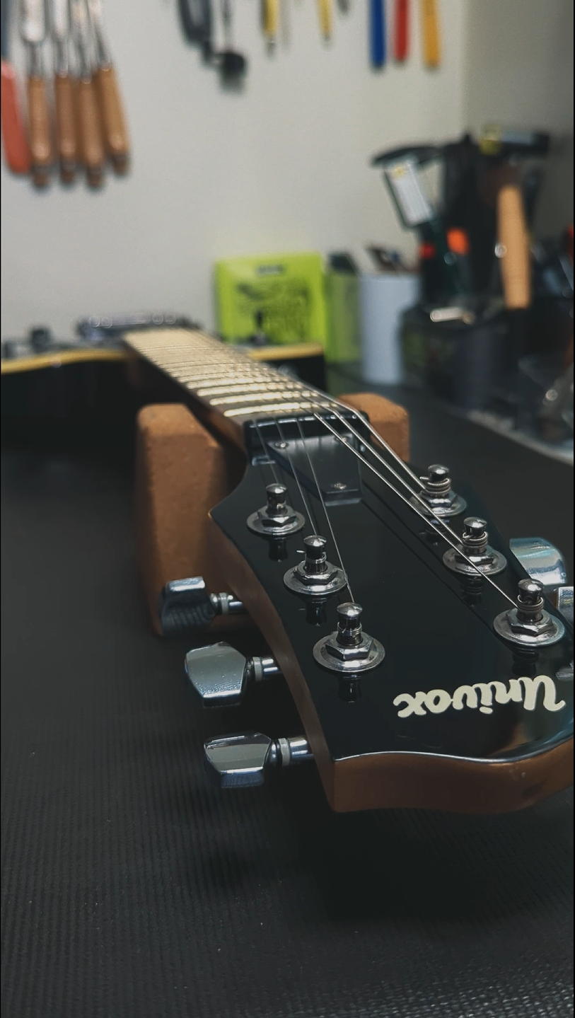 Univox Les Paul Style Guitar - photo 2