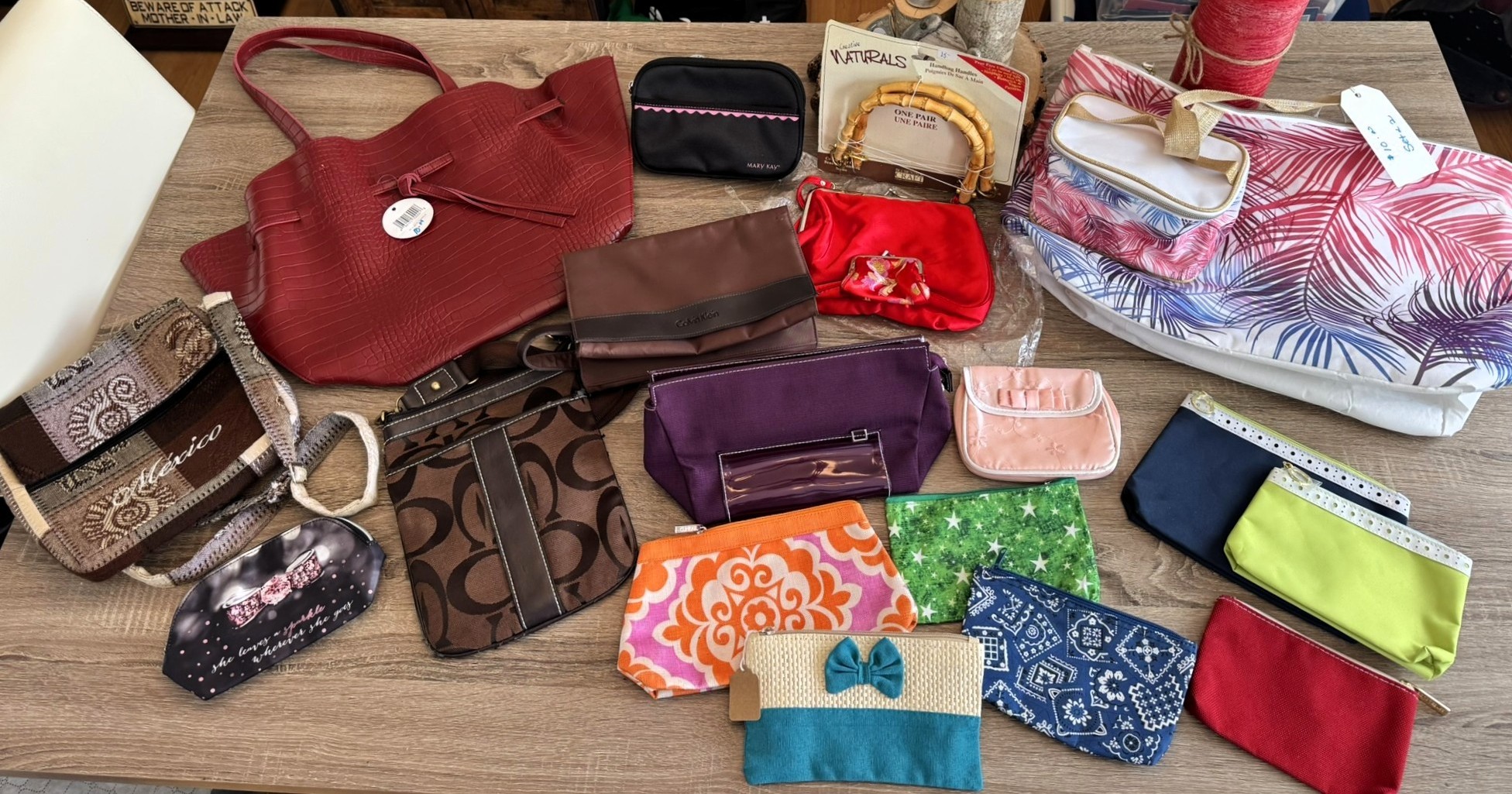Handbags, totes & pouches Lot / Lot de 18 bourses, sacs, etc