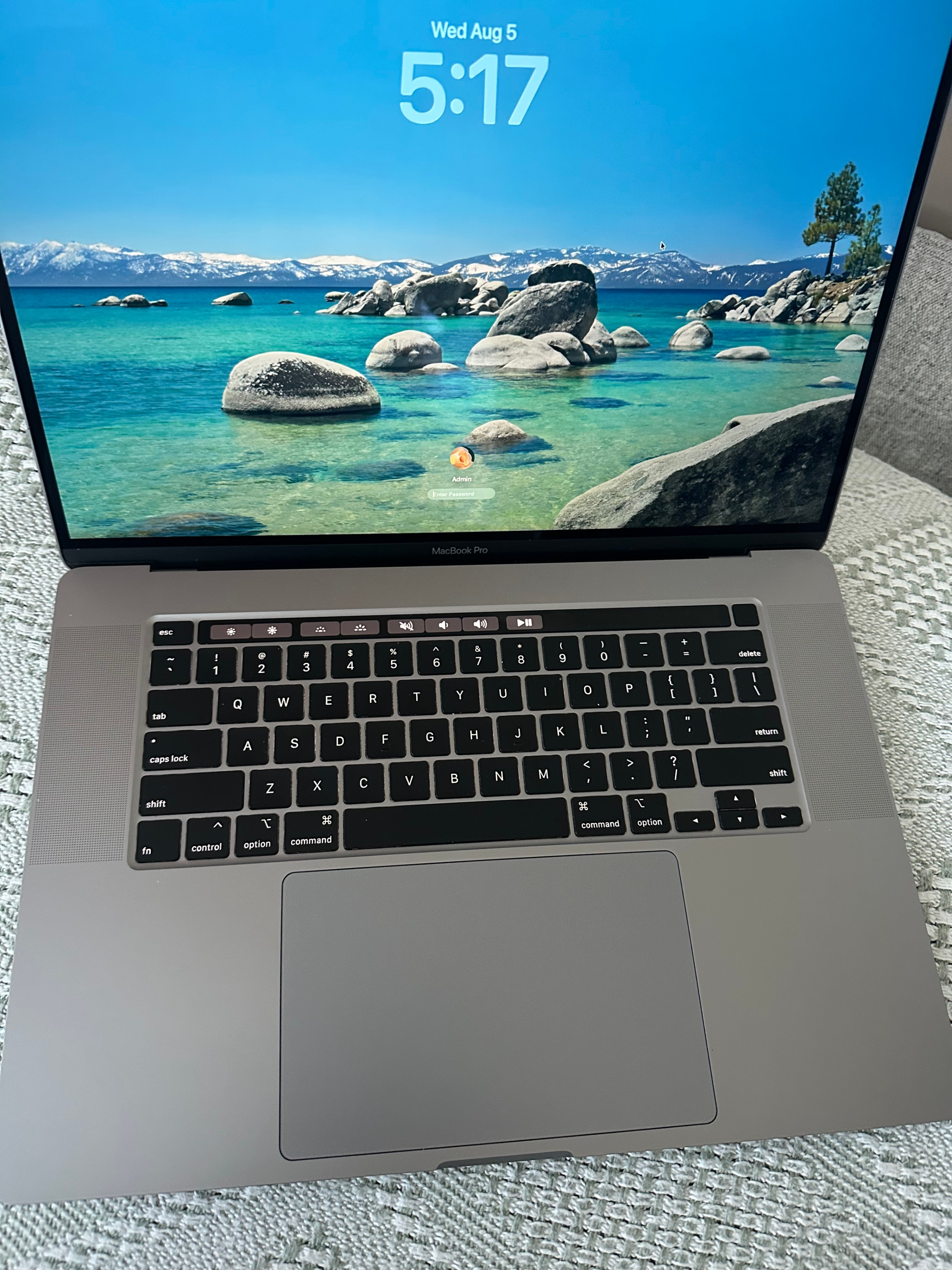 16" MacBook Pro 2019 — 6-Core i7, AMD GPU, 16GB, 500GB - photo 3