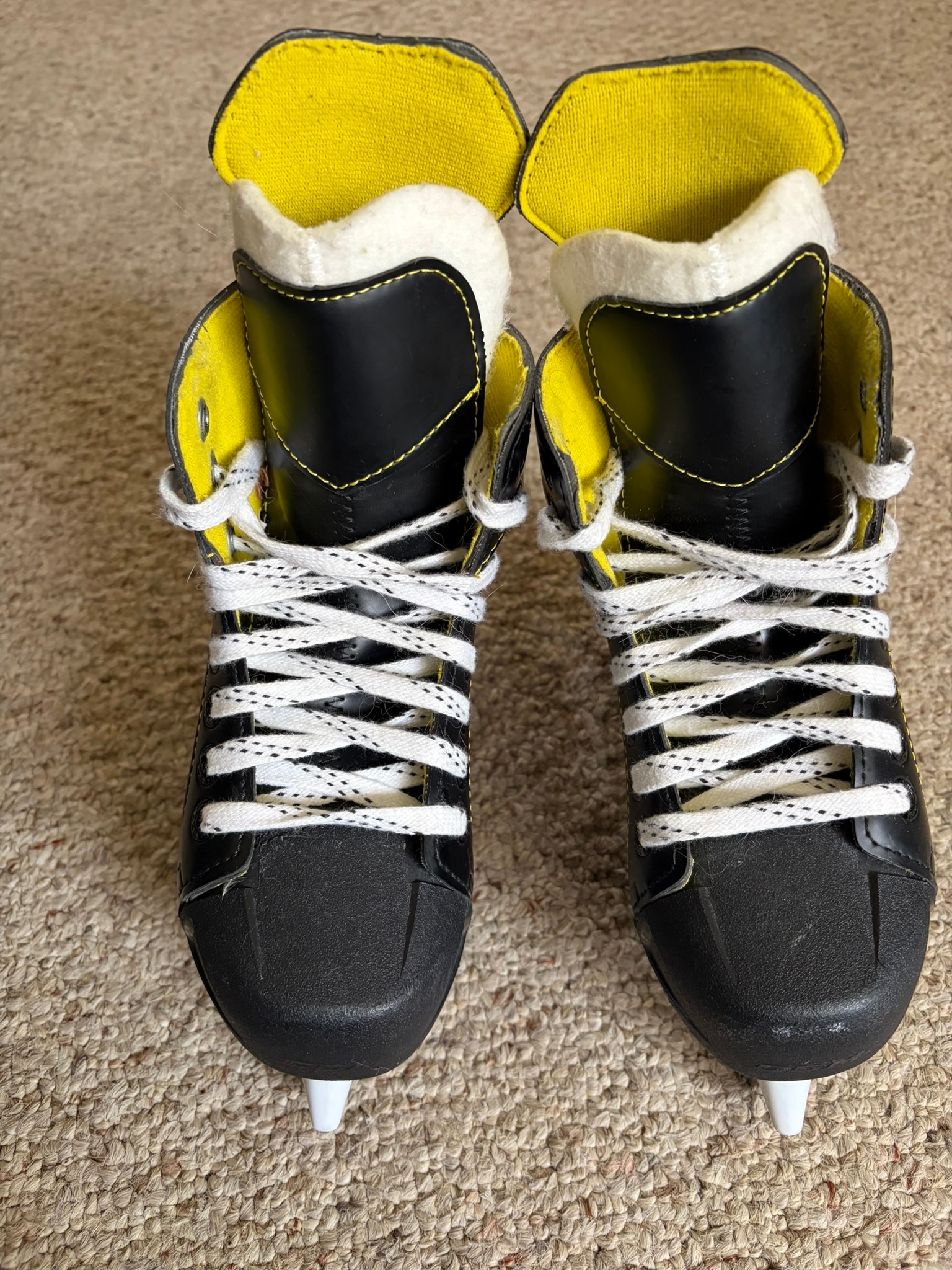 🏒 CCM SUPER TACKS 9350 YOUTH HOCKEY SKATES — $25 🏒