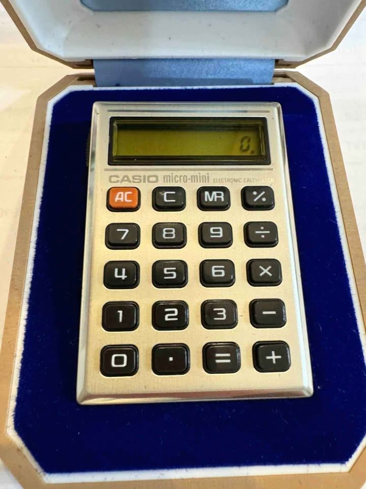 Vintage Casio micro-mini calculator 1970s / Calculatrice 1970