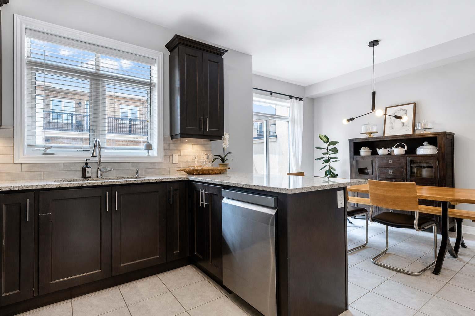 3 Beds/ 4 Baths - 🏡 Exceptional Family Home in Oakville - photo 2