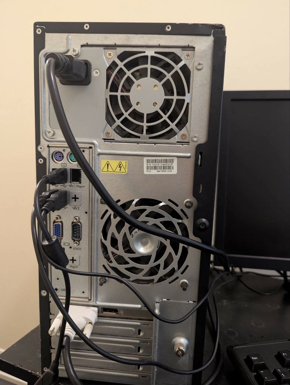 This complete  HP ML110 G6 tower server and a monitor. - photo 4