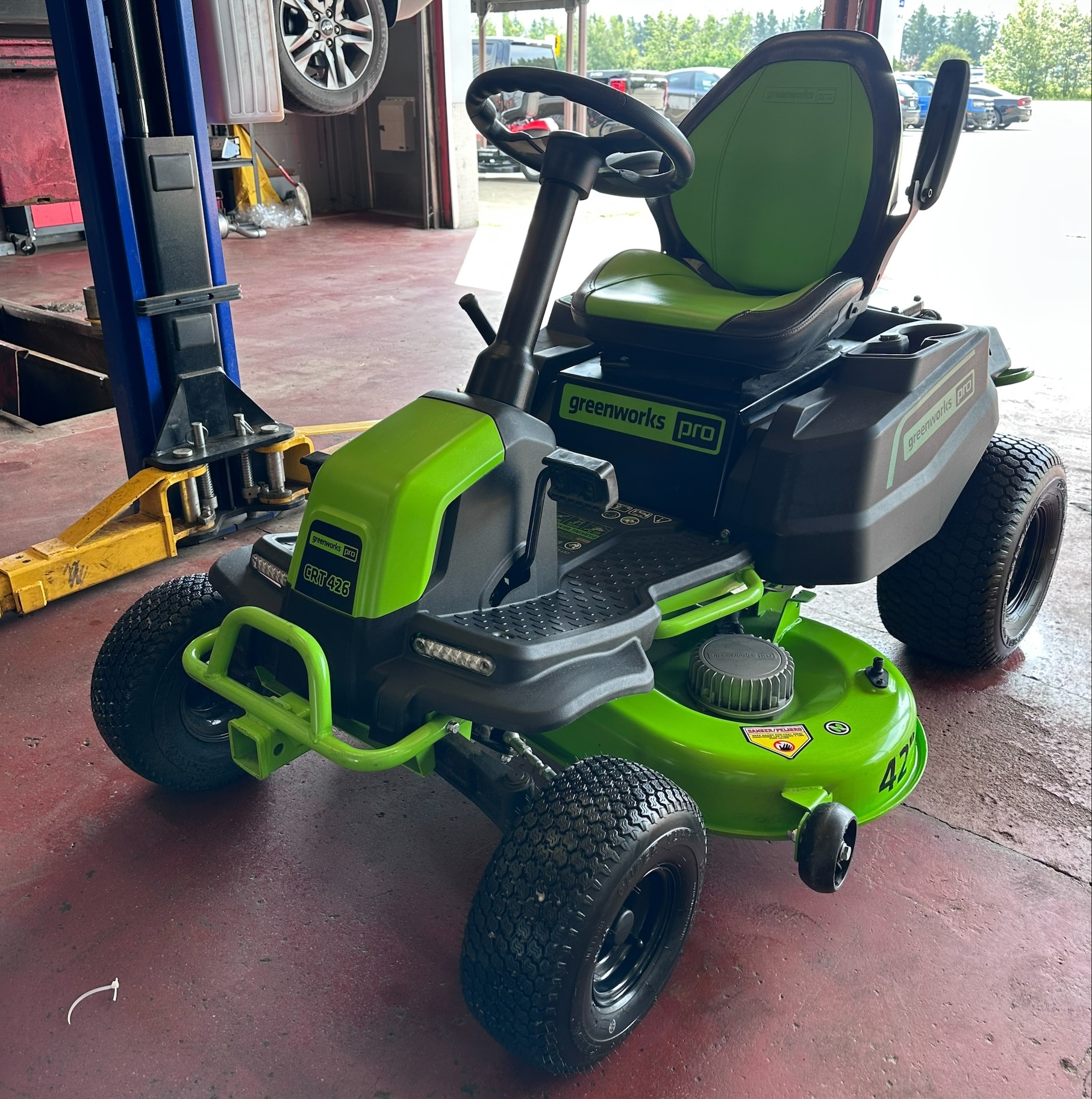 NEW Greenworks Pro Electric Riding Lawn Mower CRT426 - photo 5