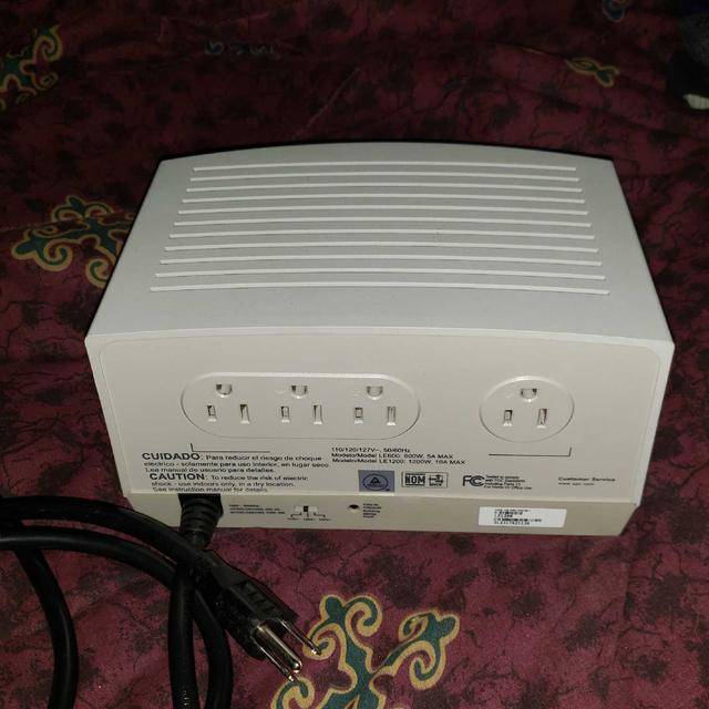 APC Line-R 1200VA Line Conditioner / Regulator LE1200 - photo 2