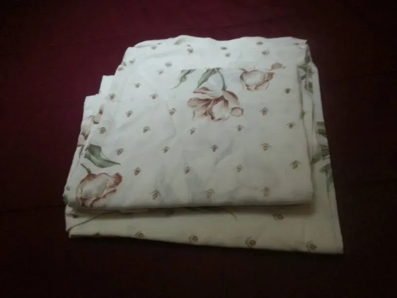 Linen alert: fitted sheet and matching pillow cases (twin size)