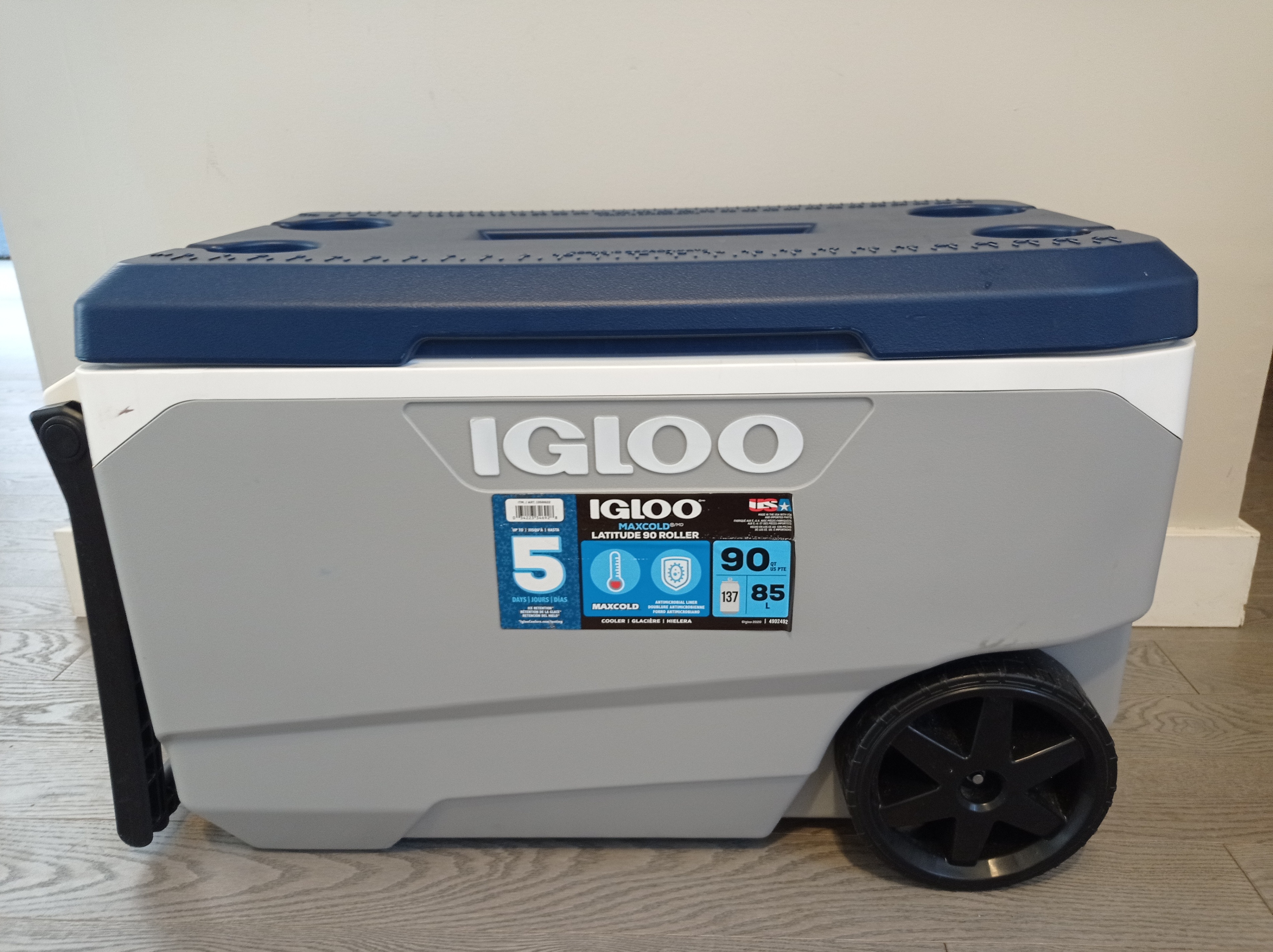 Like New Igloo MaxCold 90 QT Rolling Cooler