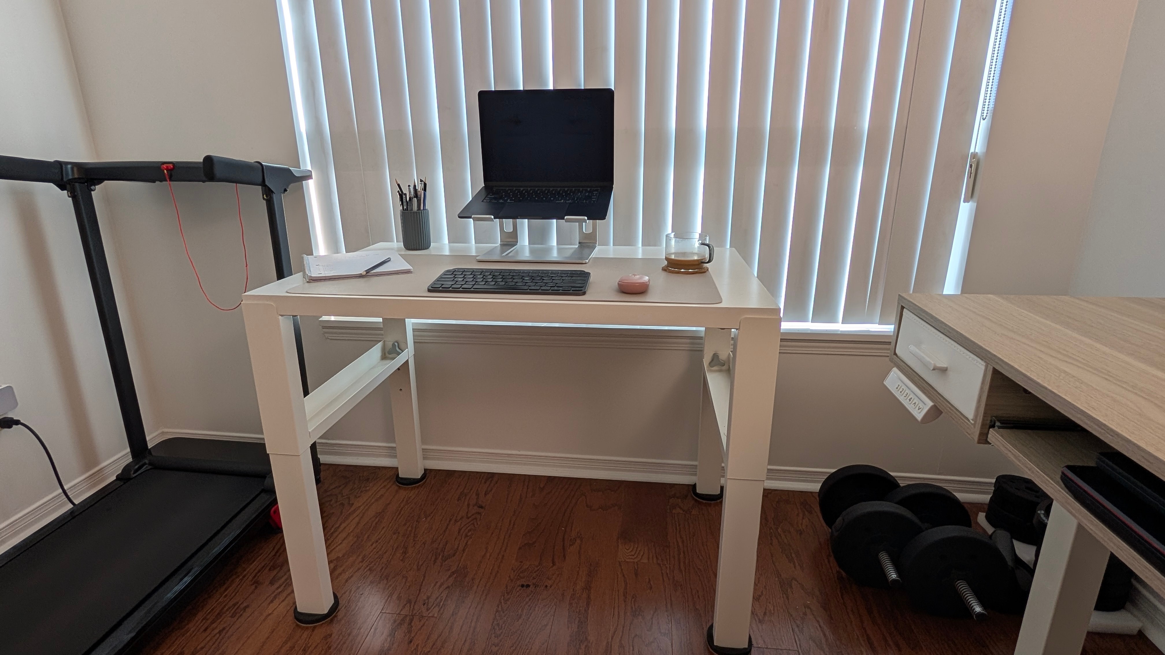 White Height-Adjustable Desk – Compact & Sturdy - photo 5