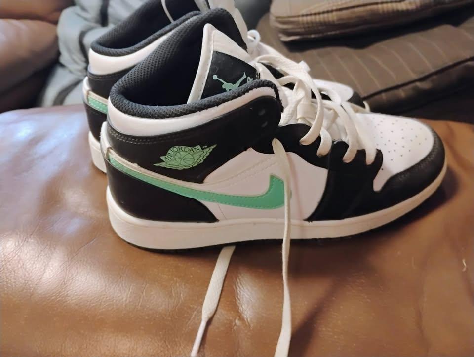 Nike Air Jordan Unisex-Size Youth 5.5 Air 1 Mid Shoes - photo 2