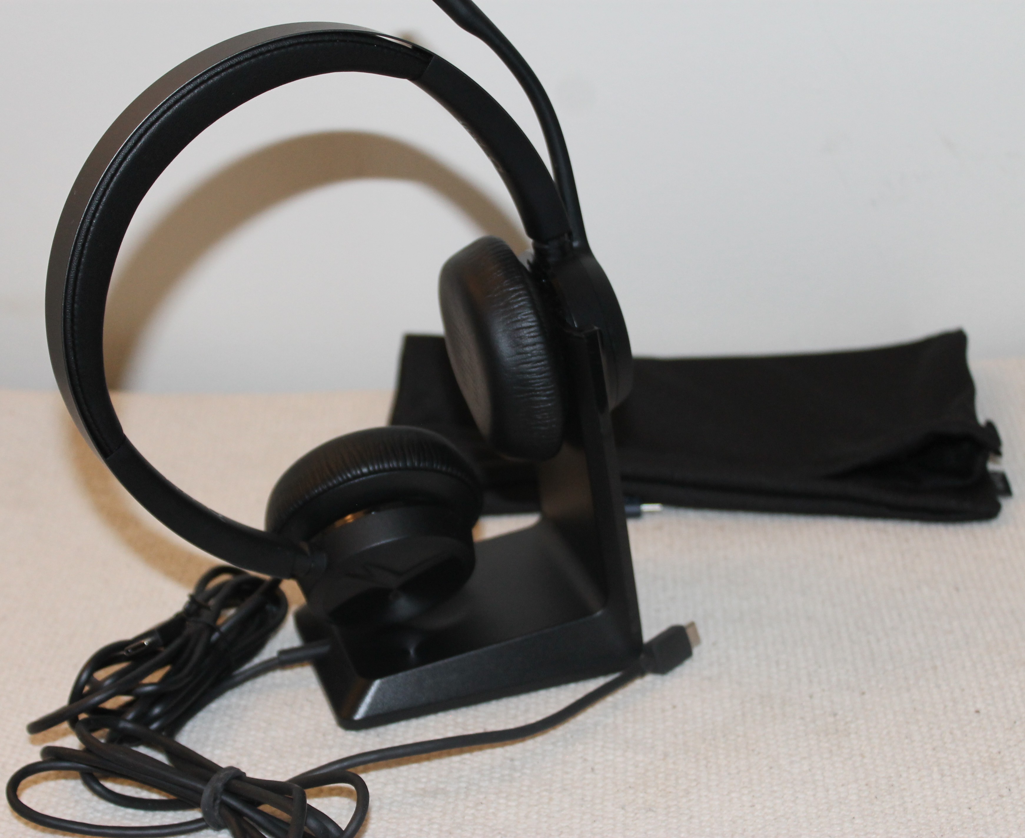Poly Headphone Wireless with Wireless charging station - photo 2