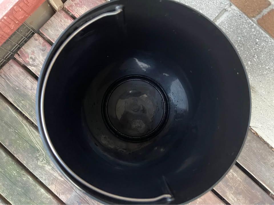 25" Tall Garbage Can with Lid and Foot Pedal - photo 4