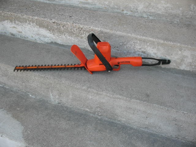 Black and Decker 16 Inch Corded Hedge Trimmer